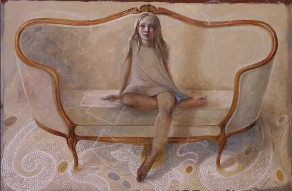 bambina su divano bianco e fogli