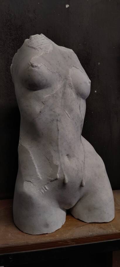 scultura Naman marmo bianco di Carrara