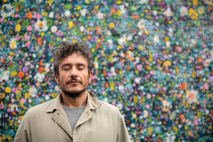 gianluca patti davanti al suo murales "Respiro"